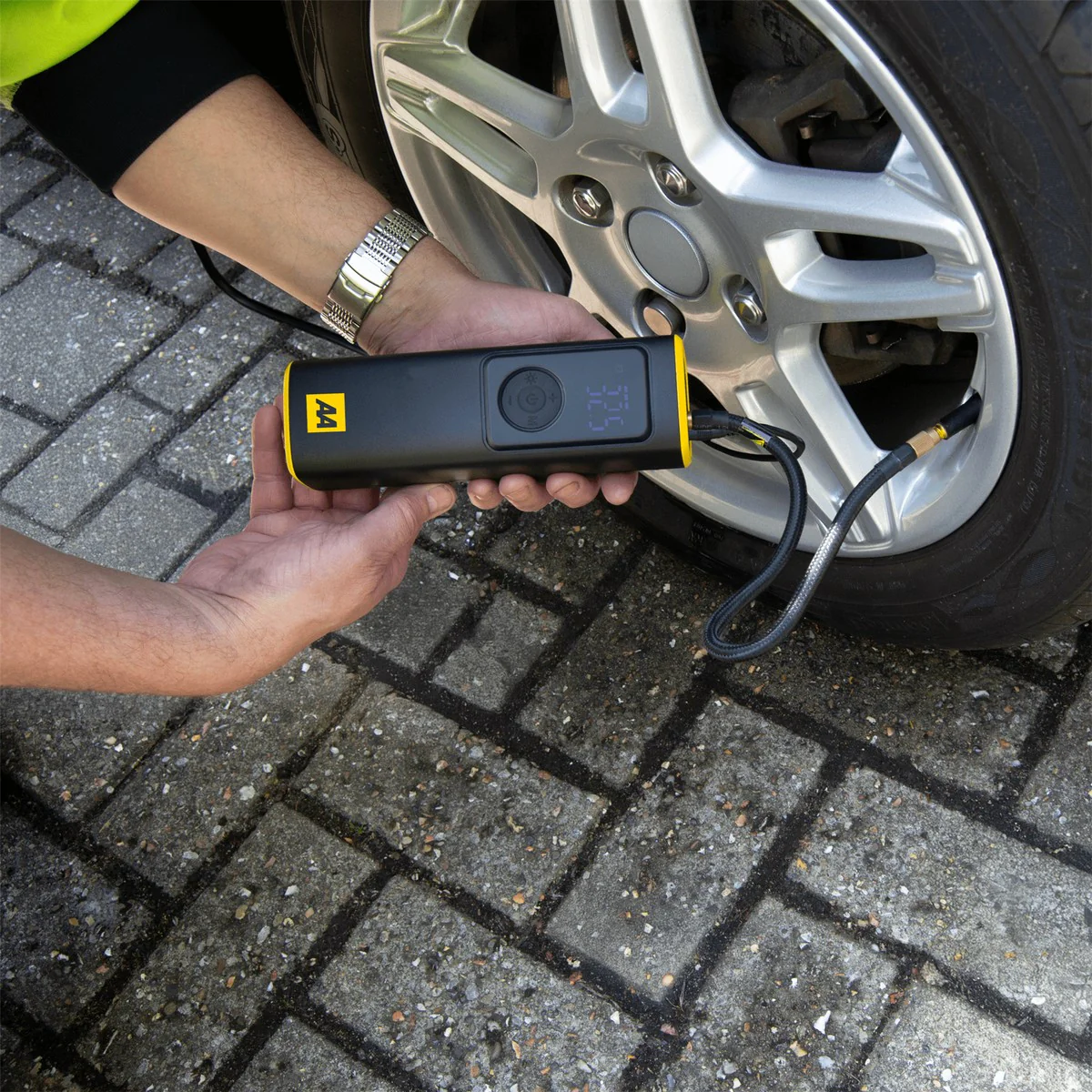 AA Rechargeable Tyre Inflator With Power Bank 12V USB - Image 2