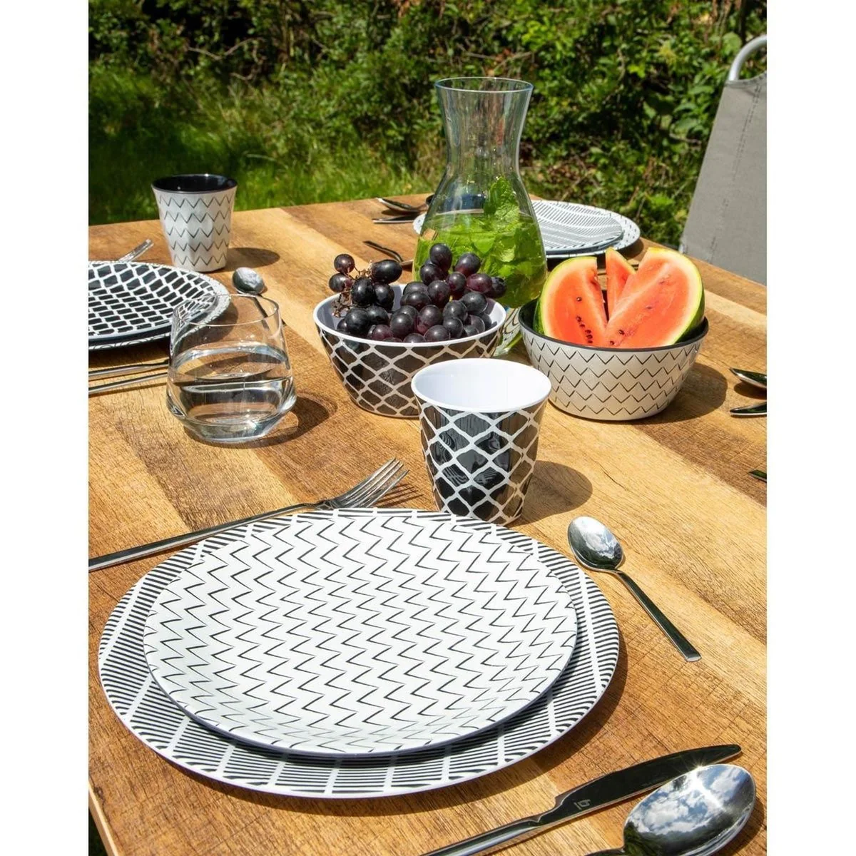 Bo-Camp Tableware Mix & Match Melamine 16 Pieces Black/White - Image 2