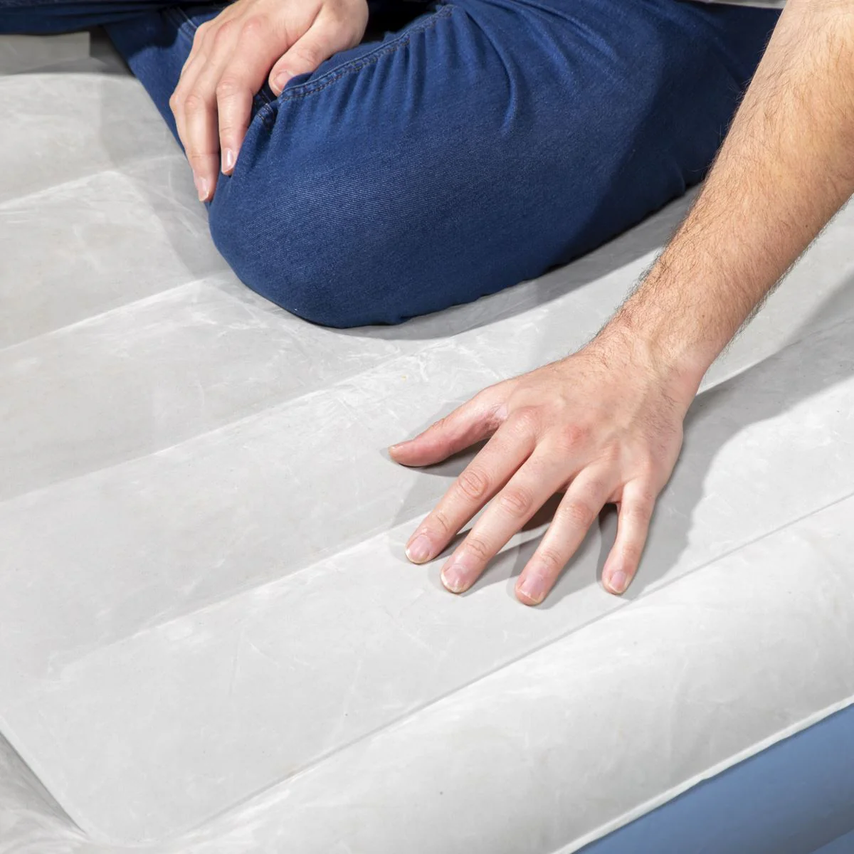 Dellonda Raised Air Bed with Built-in Electric Pump & Storage Bag - Single - Image 3