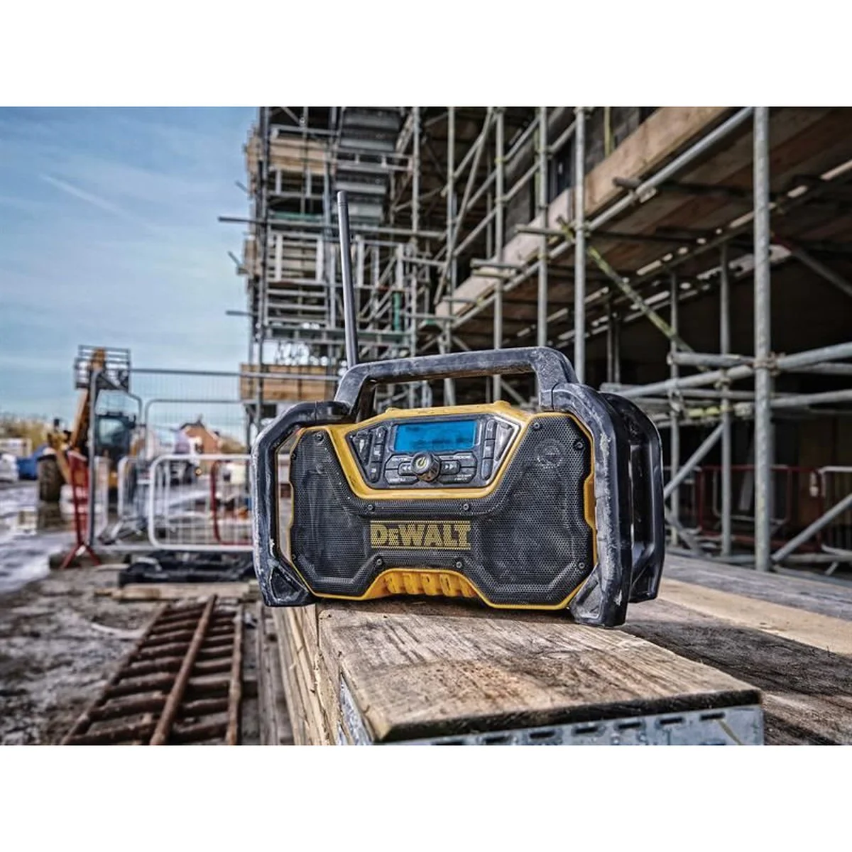 Dewalt Power Tools DCR029 Compact Bluetooth® Radio 240V & Li-ion Bare Unit - Image 2