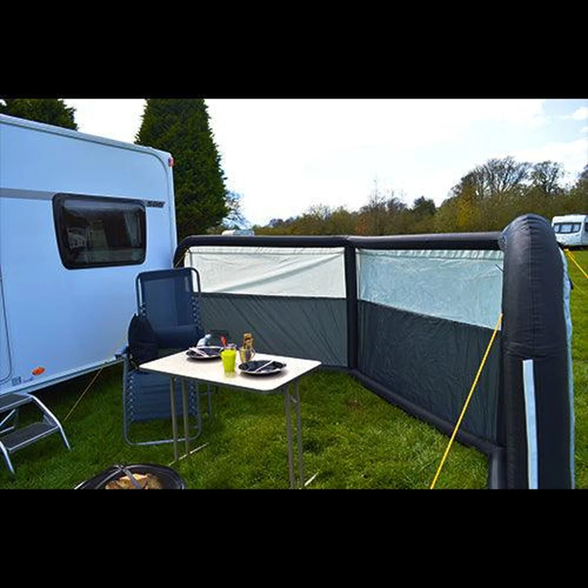 Maypole 3 Panel Inflatable Windbreak 600cm - Image 3