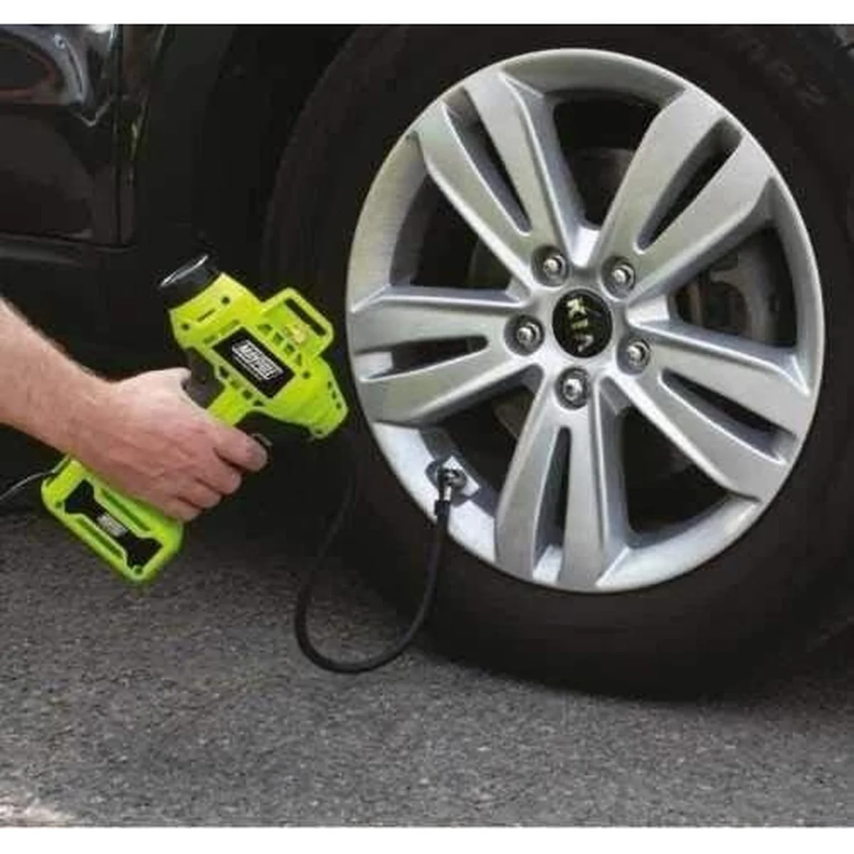 Maypole MP7951 Car Tyre Analogue Compressor With LED Light - 12 Volt - Image 3