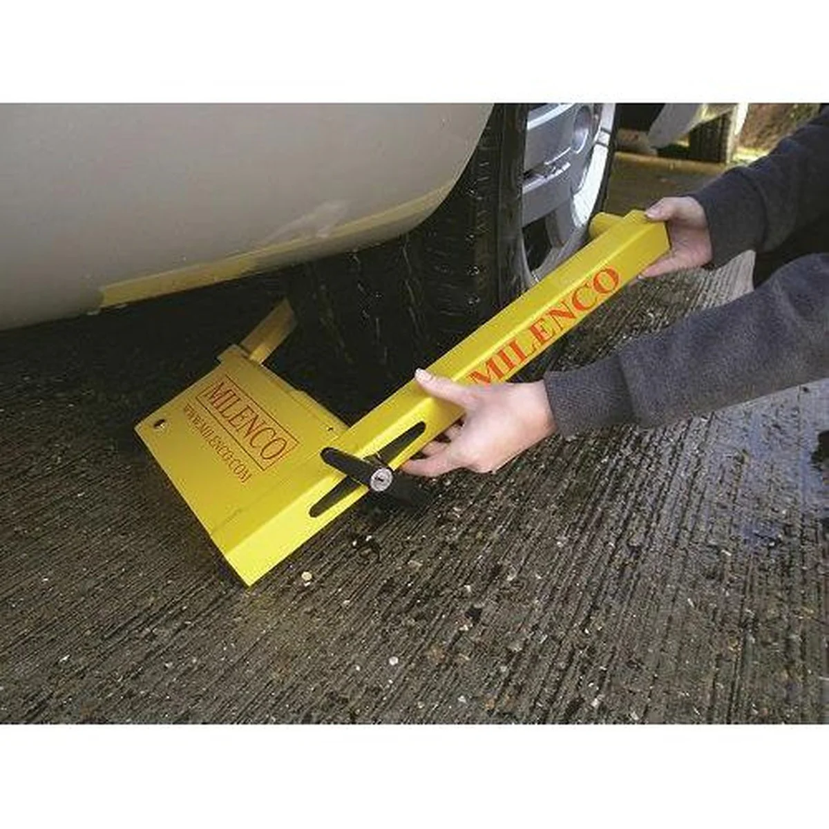 Milenco Compact Wheel Clamp with Storage Bag - Image 3