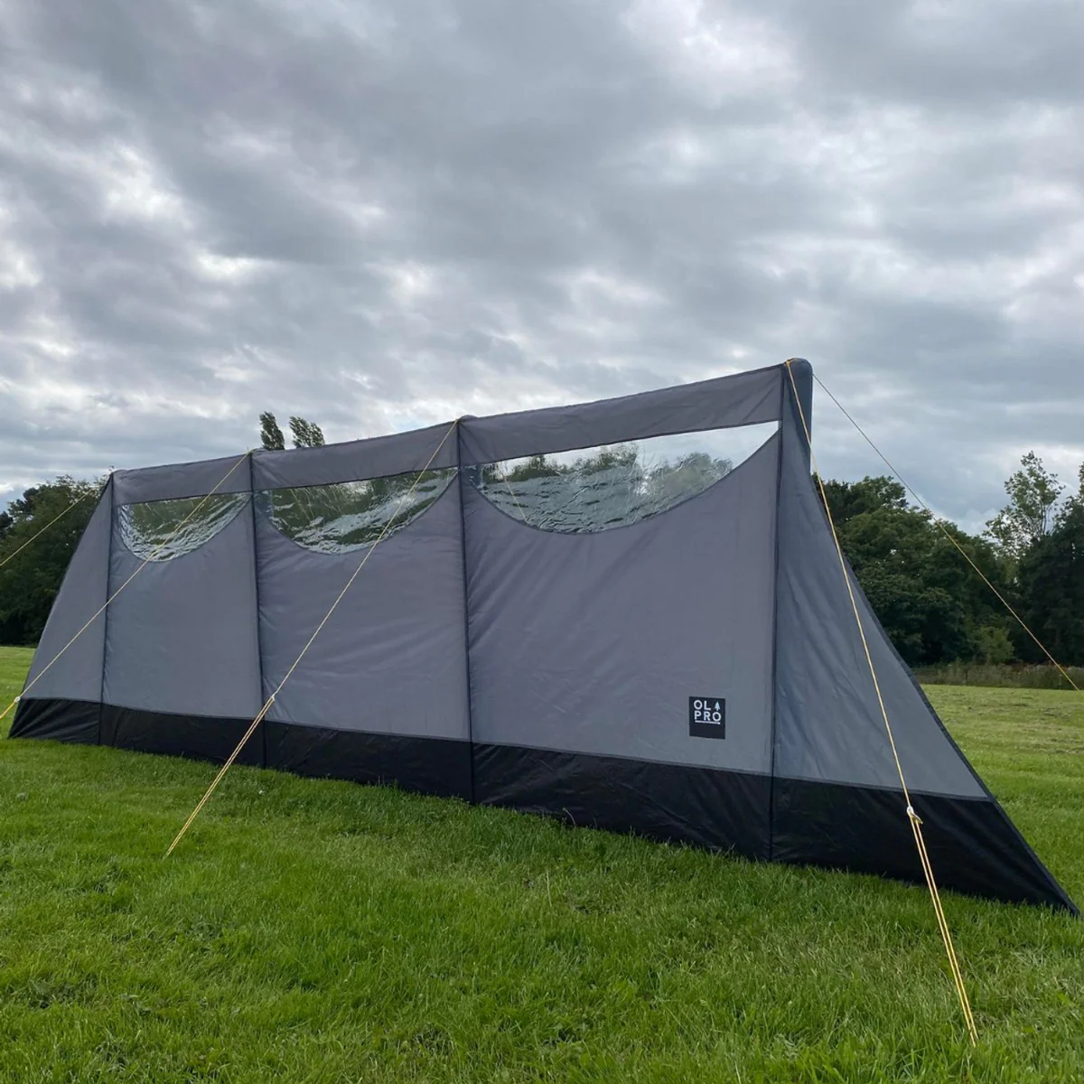 Olpro Inflatable 5.7m Wide Windbreak - Image 3