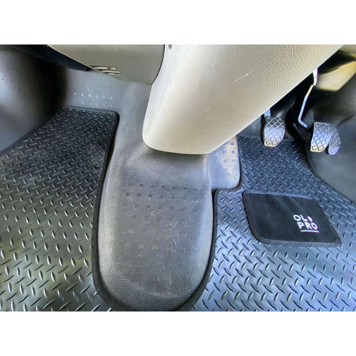 Olpro Volkswagen T5 2003 – 2015 Front No Walkthrough RUBBER ( OLPRO LOGO ON KICK PAD) - Image 4