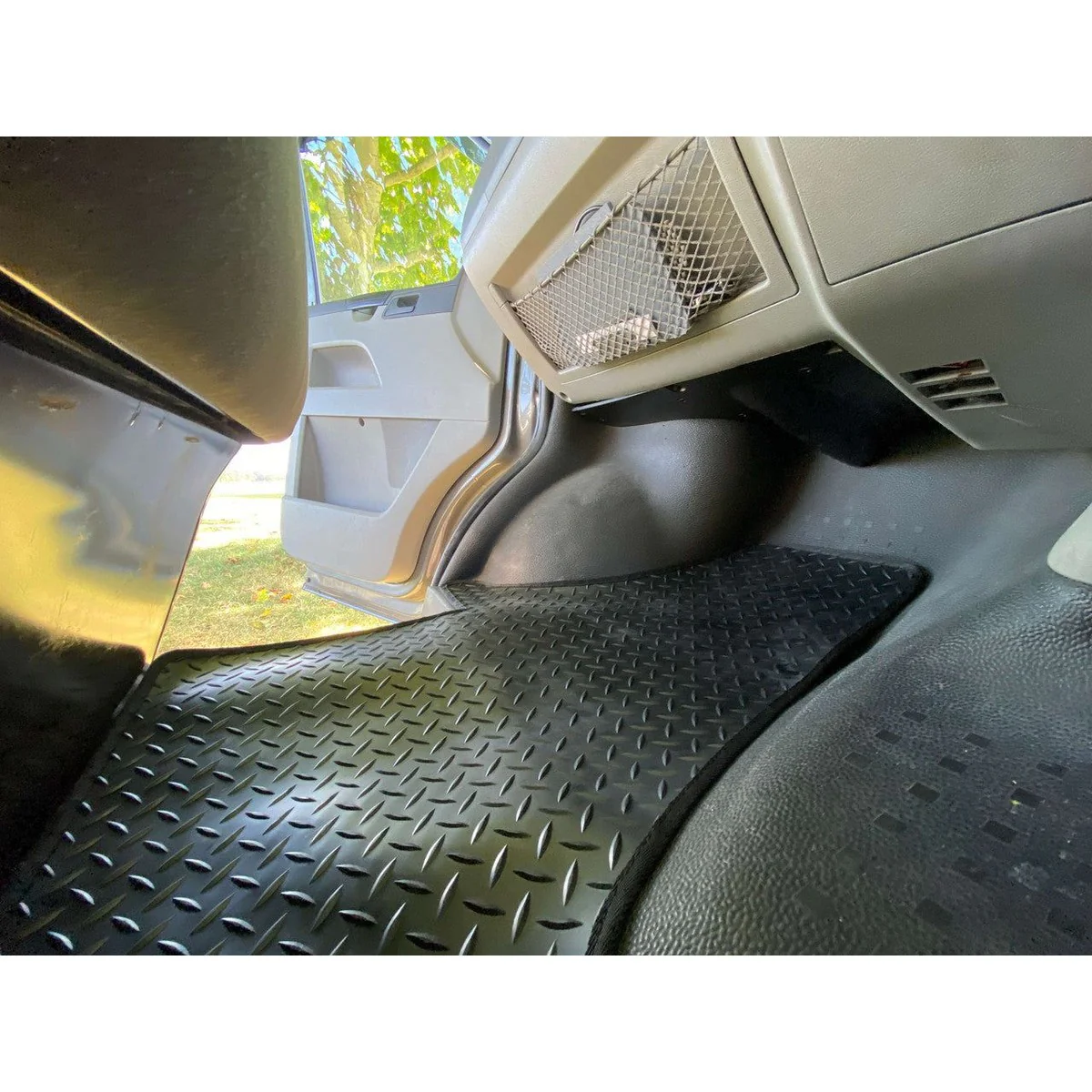 Olpro Volkswagen T5 2003 – 2015 Front No Walkthrough RUBBER ( OLPRO LOGO ON KICK PAD) - Image 5