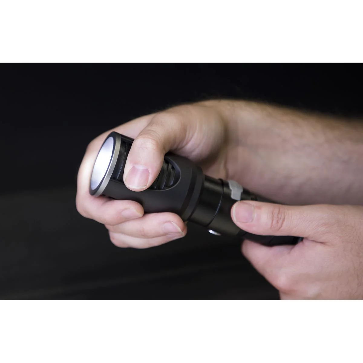 Sealey Aluminium Torch 20W SMD LED Adjustable Focus Rechargeable with USB Port - Image 7