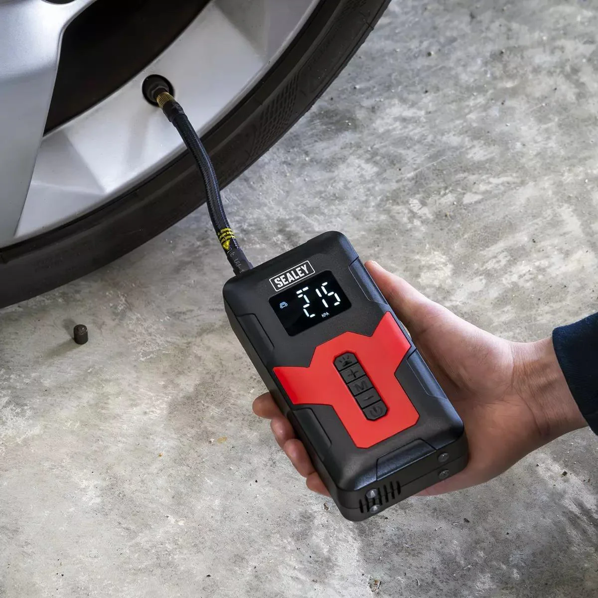 Sealey Tyre Inflator & Power Bank with Worklight Rechargeable 12v, CTI140 - Image 5